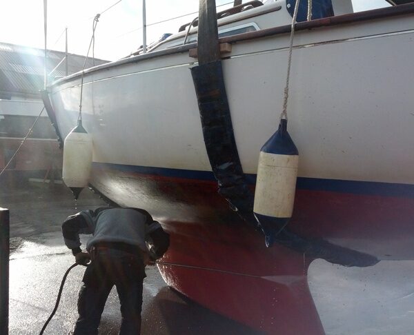 Afspuiten van onderwaterschip